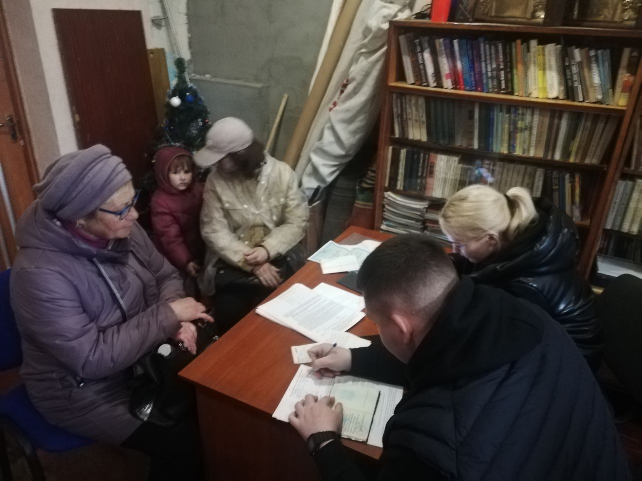 Працівники благодійного фонду "Карітас Харків" в межах проєкту "Обігрій" реєструють на оформлення грошової допомоги в місті Лозова