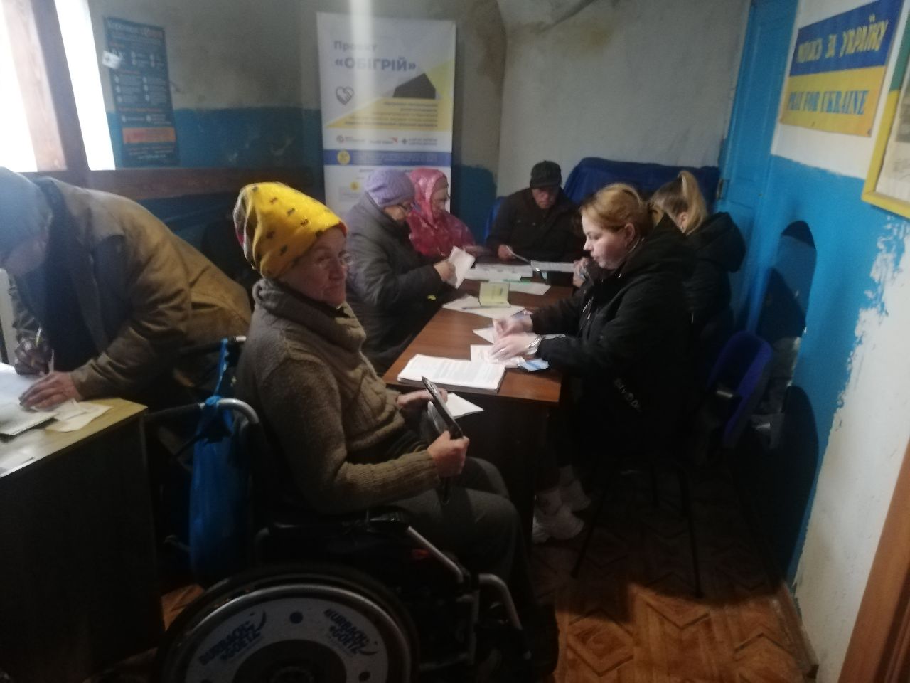 Працівники благодійного фонду "Карітас Харків" в межах проєкту "Обігрій" реєструють на оформлення грошової допомоги в місті Лозова