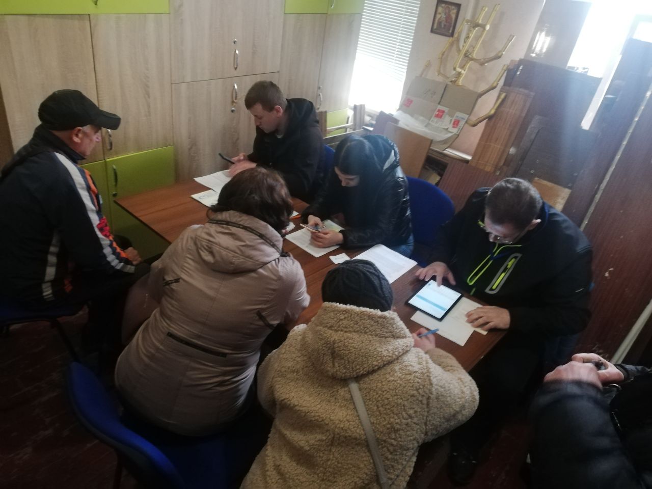 Працівники благодійного фонду "Карітас Харків" в межах проєкту "Обігрій" реєструють на оформлення грошової допомоги в місті Лозова