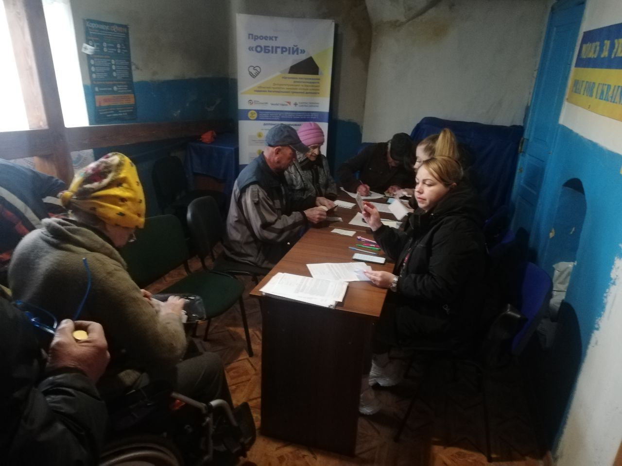 Працівники благодійного фонду "Карітас Харків" в межах проєкту "Обігрій" реєструють на оформлення грошової допомоги в місті Лозова