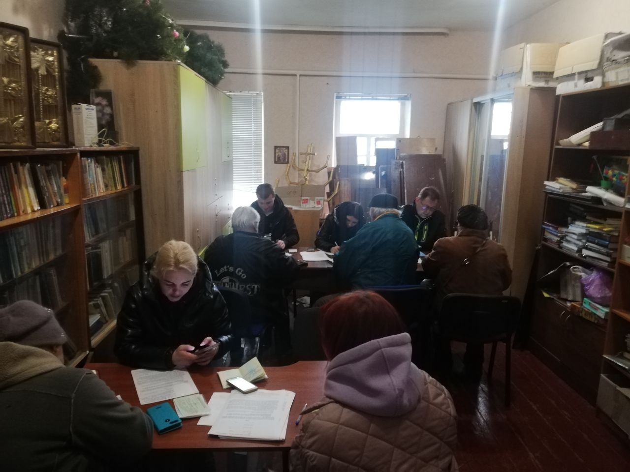 Працівники благодійного фонду "Карітас Харків" в межах проєкту "Обігрій" реєструють на оформлення грошової допомоги в місті Лозова