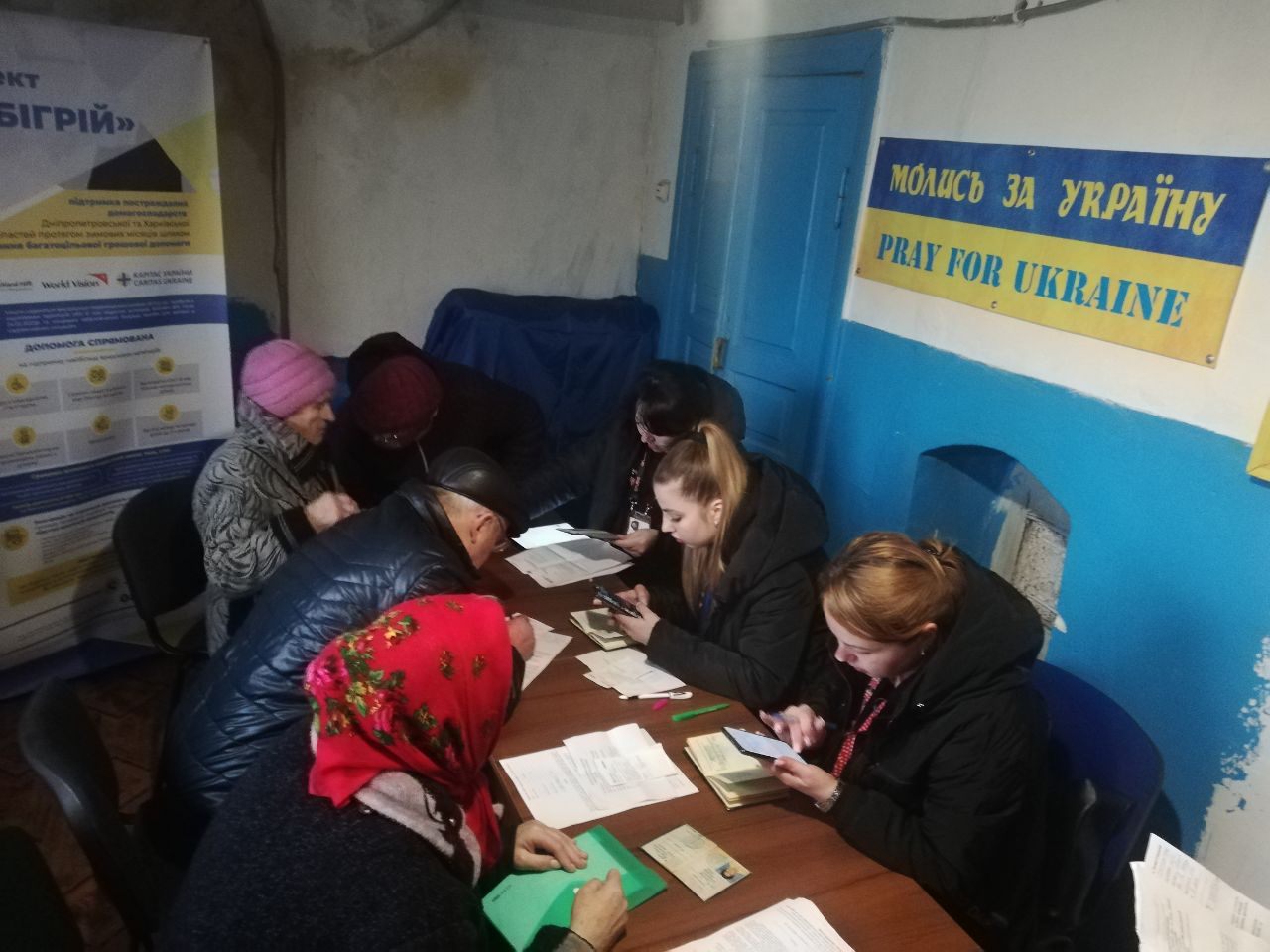 Працівники благодійного фонду "Карітас Харків" в межах проєкту "Обігрій" реєструють на оформлення грошової допомоги в місті Лозова