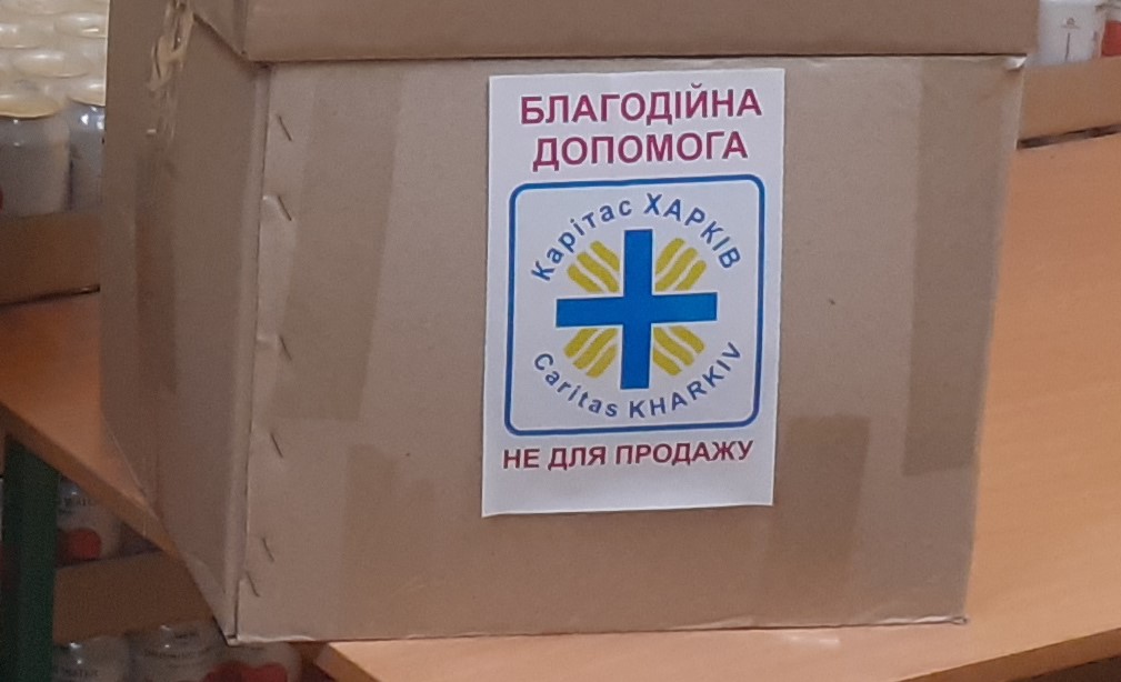 Гуманітарні набори для родин від трьох осіб, які мають визначену категорію вразливості, отримали потребуючі в благодійному фонді "Карітас Харків"