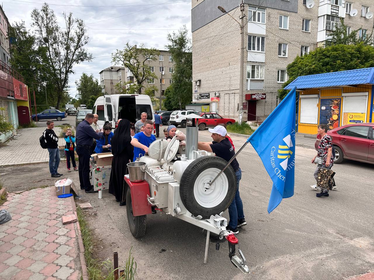 Гарячі обіди протягом трьох днів роздають працівники Карітасу в Ізюмі