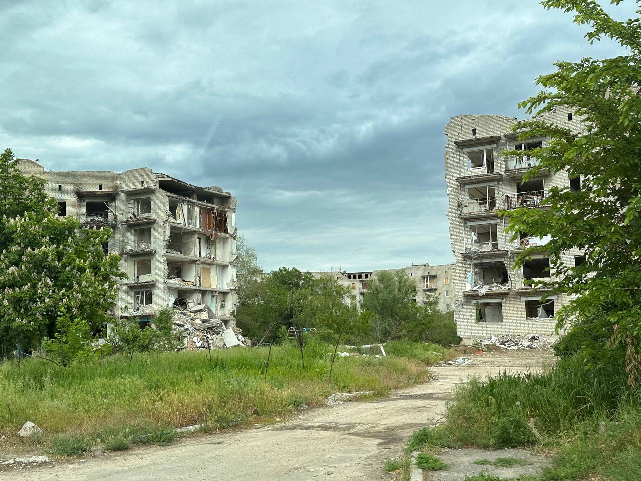Гарячі обіди протягом трьох днів роздають працівники Карітасу в Ізюмі