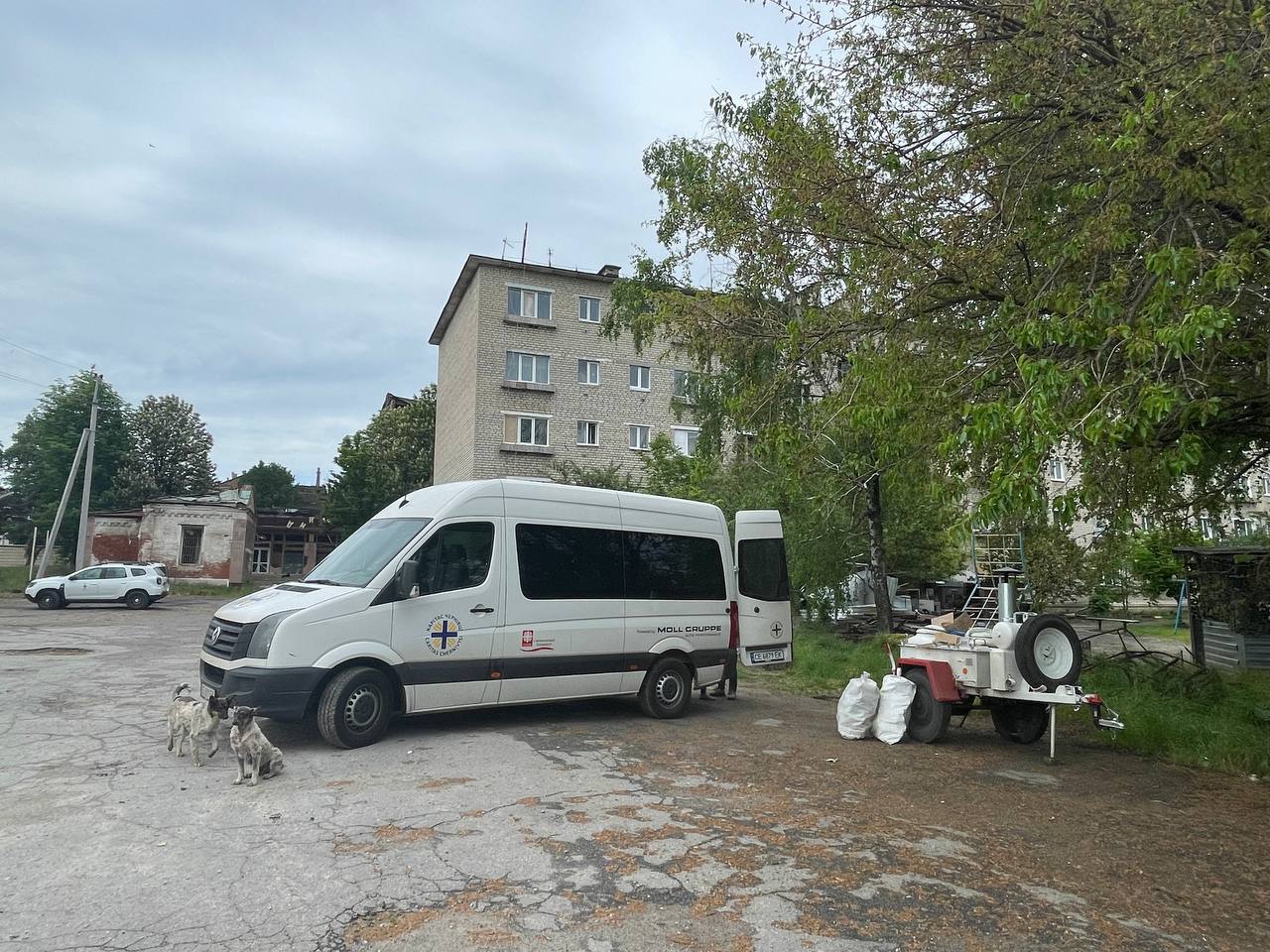 Гарячі обіди протягом трьох днів роздають працівники Карітасу в Ізюмі