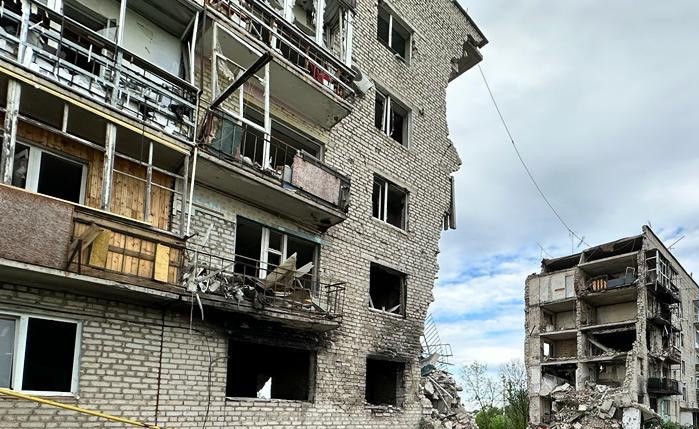 Гарячі обіди протягом трьох днів роздають працівники Карітасу в Ізюмі