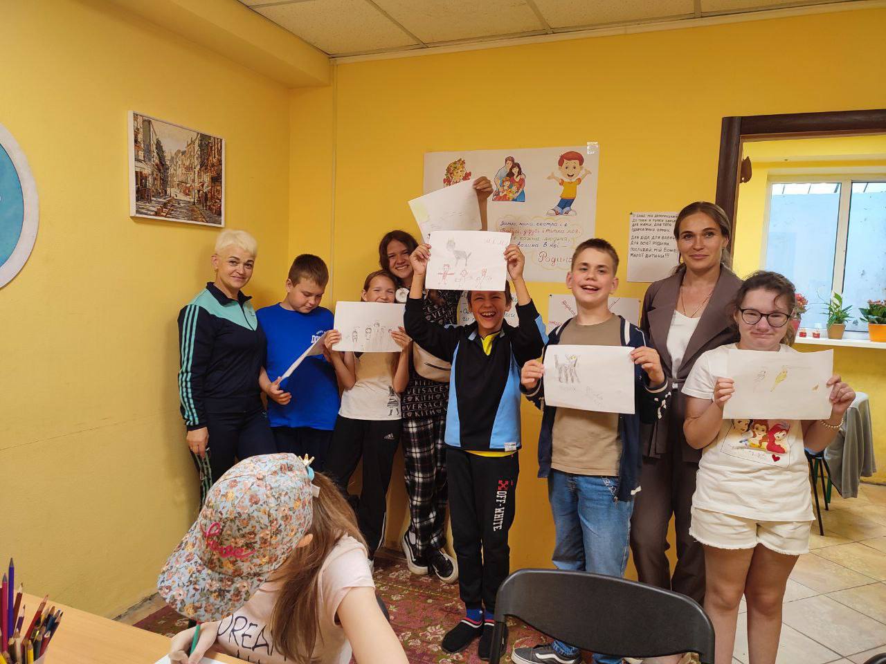 Соціальні працівники Карітасу проводять заняття з дітьми