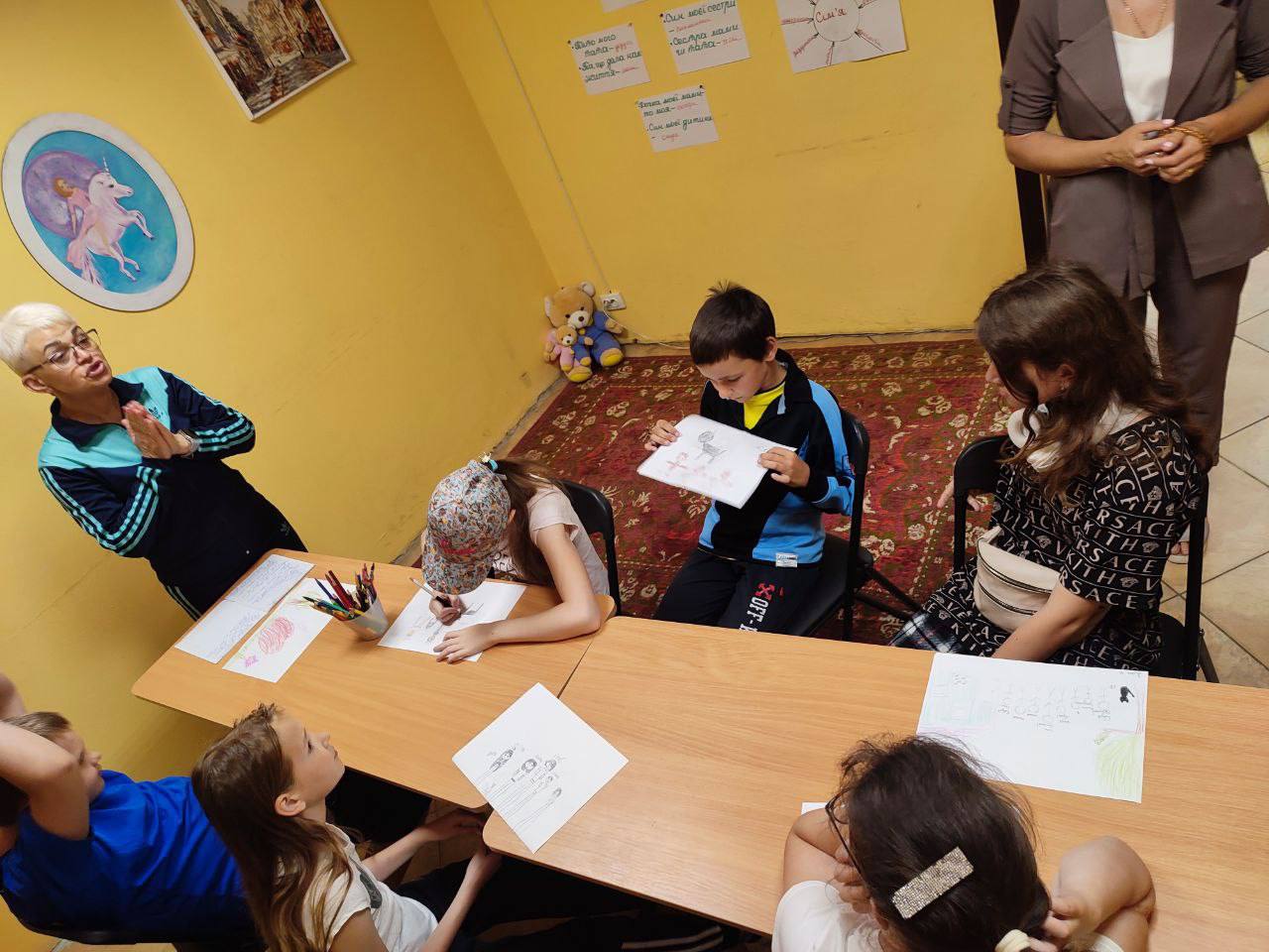 Соціальні працівники Карітасу проводять заняття з дітьми
