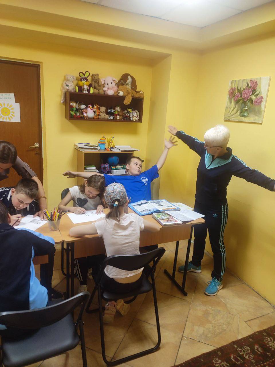 Соціальні працівники Карітасу проводять заняття з дітьми