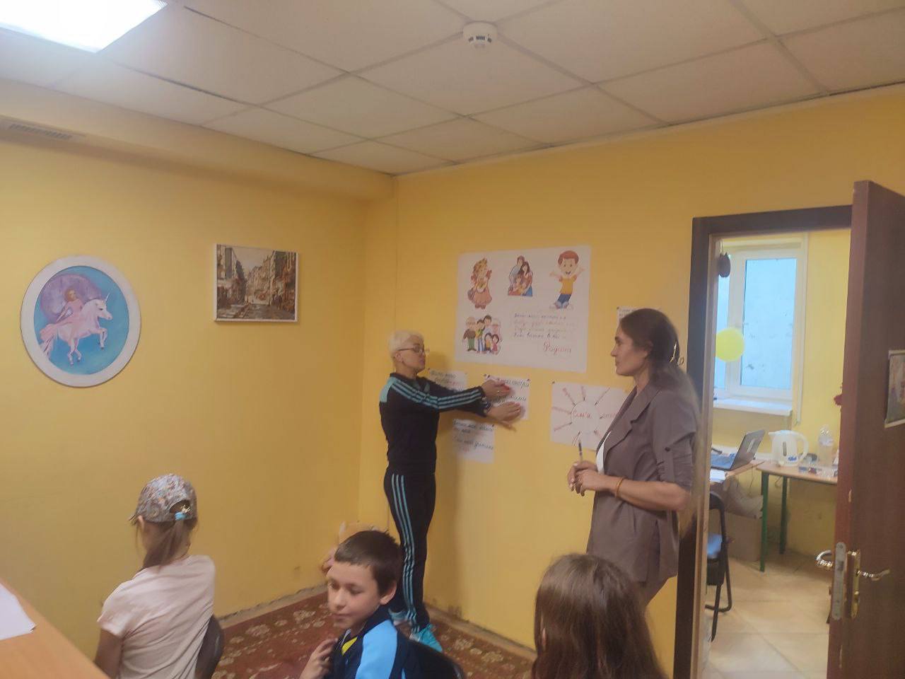 Соціальні працівники Карітасу проводять заняття з дітьми