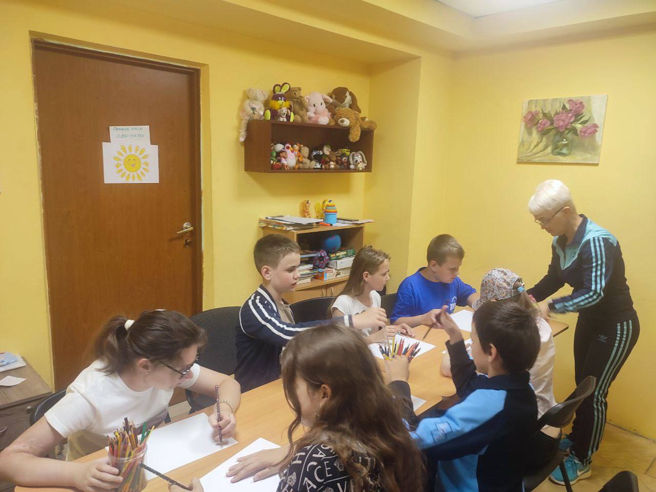 Соціальні працівники Карітасу проводять заняття з дітьми