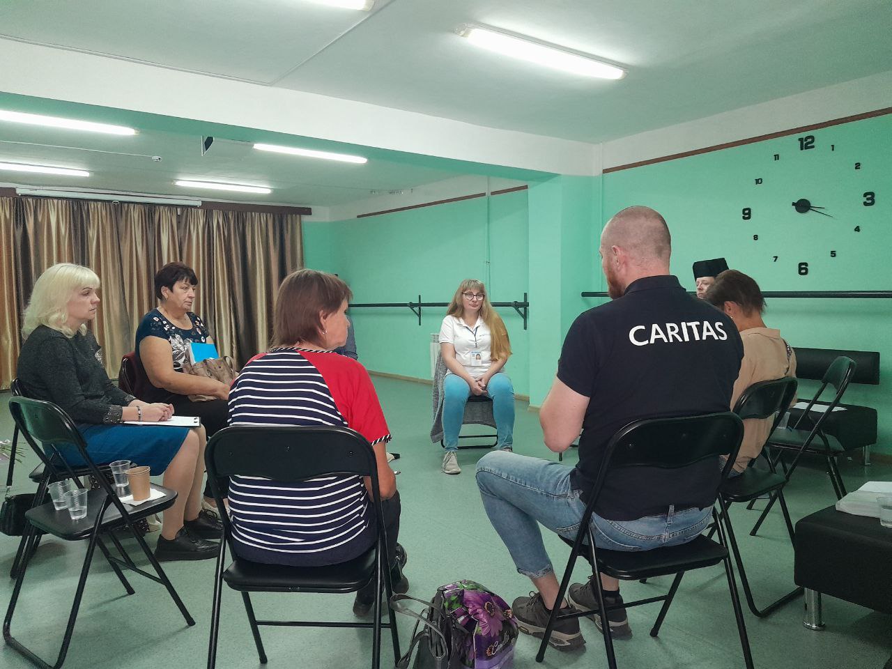 Минулого тижня психологи трьох проєктів Карітасу Харків завітали до Солоницівської громади, щоб підтримати бенефіціарок, у сім'ях яких є зниклі безвісти. Разом із спеціалістами присутні посумували та відшукали ресурси, щоб мати віру і надію. А сестра Дарія розповіла про молитву, яка допомогає нам та нашим близьким. Зустріч відбулася в рамках співпраці таких проєктів: 1️⃣ "Підтримка захисту осіб з інвалідністю на деокупованих територіях", що реалізується за підтримки «Українського гуманітарного фонду». 2️⃣ «Кризова підтримка людей, які постраждали від конфлікту в Харкові, Україна», який діє за підтримки CRS. 3️⃣ «Грошова допомога та стійкість для України» за фінансової підтримки Карітасу Швейцарії, Швейцарської солідарності, Швейцарської агенції з розвитку та співробітництва. #CBPFs #InvestInHumanity #UkraineHumanitarianFund #Кризова_підтримка_людей_які_постраждали_від_конфлікту_в_Харкові_Україна #CRS #Грошова_допомога_та_стійкість_для_України