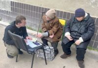 Деякі потребуючі не мають змоги навіть зайти до приміщення внаслідок фізичних, а іноді, буває, і психологічних обмежень. Працівники «Карітас Харків» в таких випадках самі виходять з офісу до людей