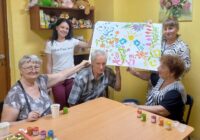 Люди похилого віку на зустрічі для літніх людей