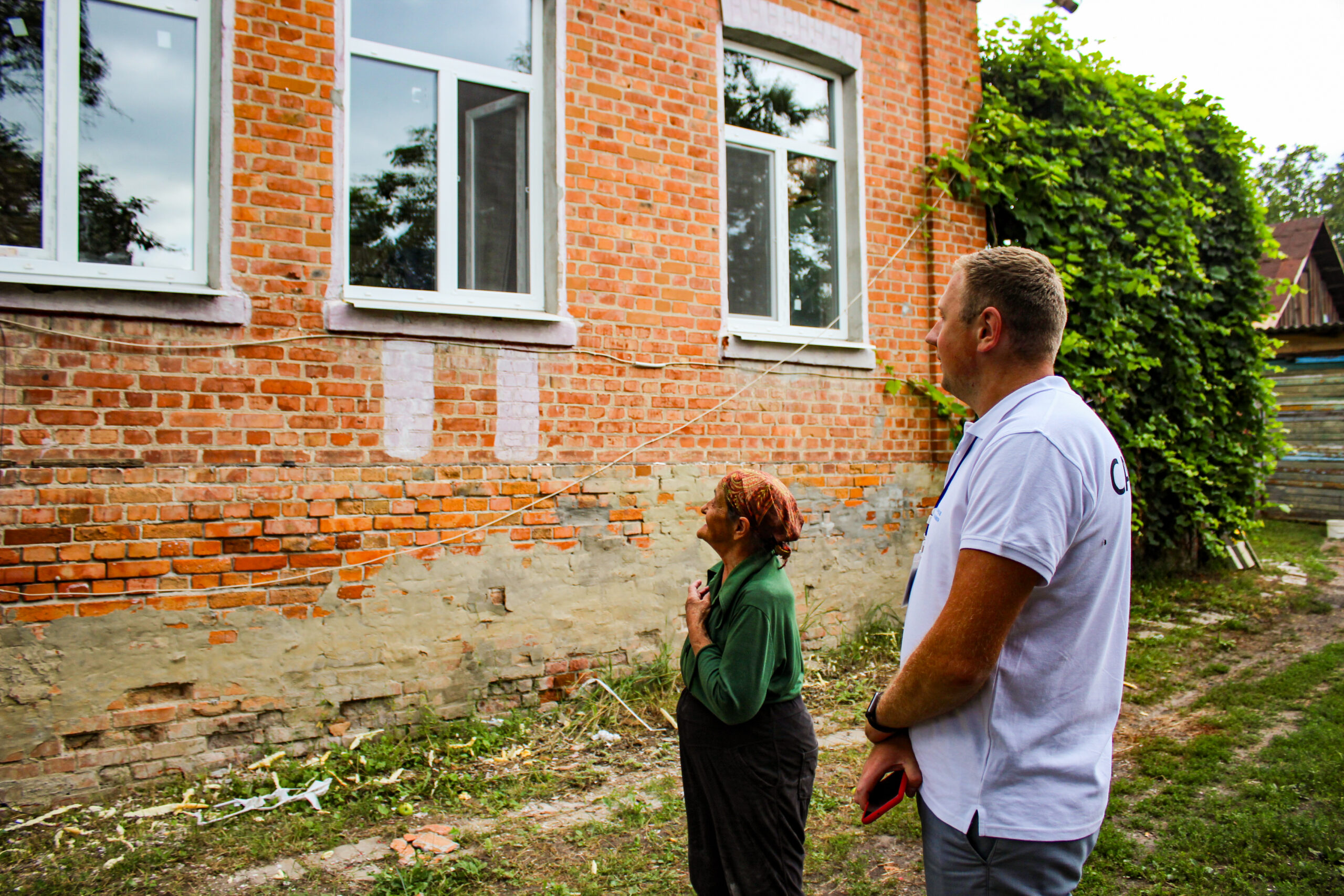Працівники проєкту "Хабітат" контролюють виконання робіт та зустрічаються з бенефіціарами