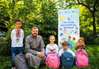 Діти на врученні портфеликів в рамках акції "Шкільний портфелик"