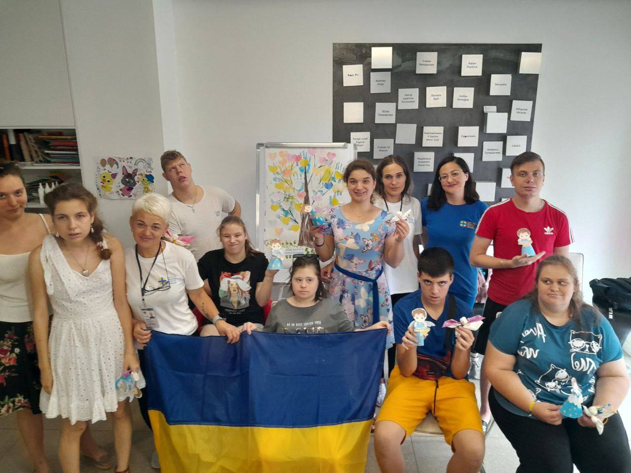 Групове фото дітей на майстер-класі від Карітасу
