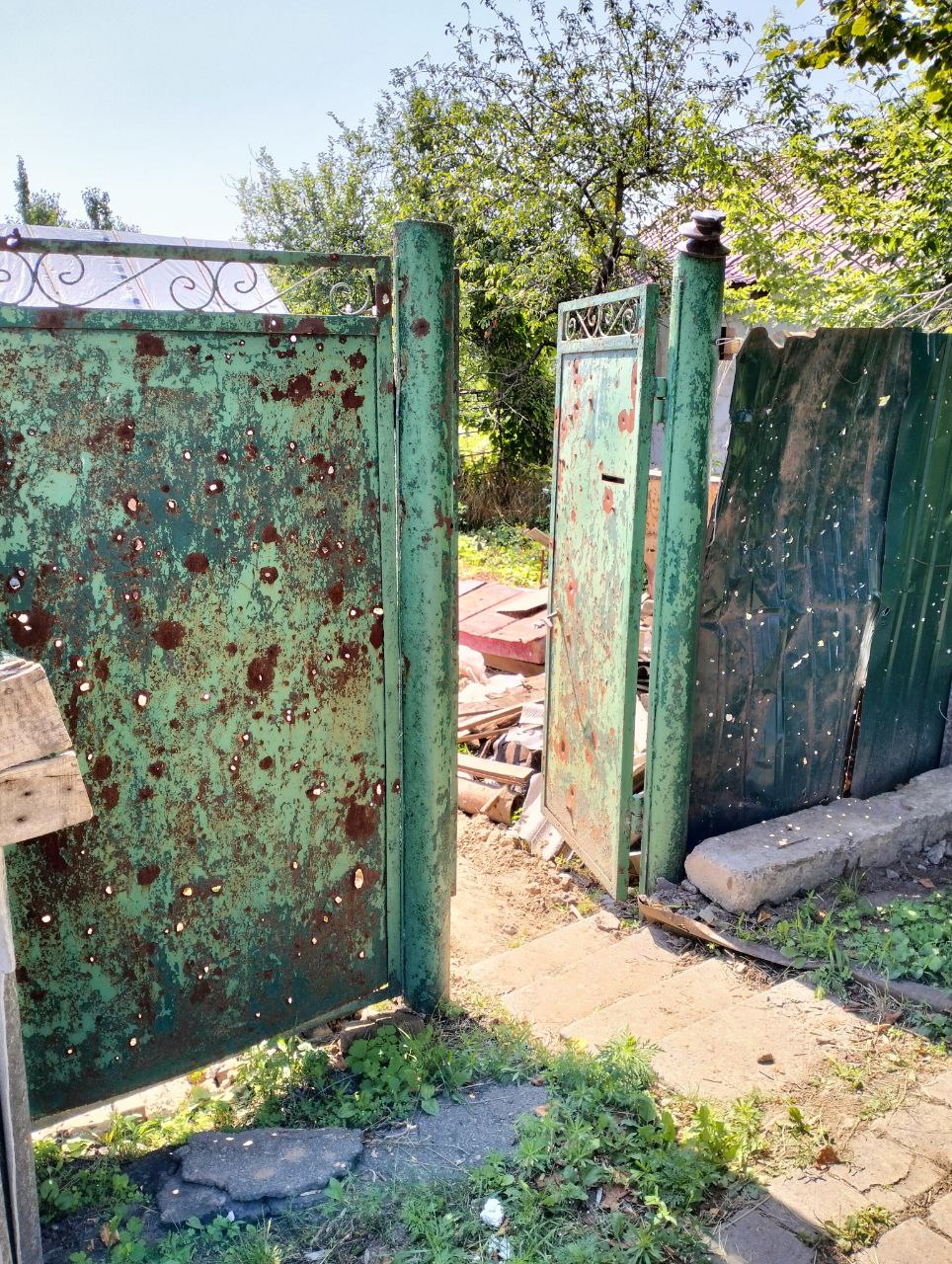 Розбомблена будівля у Старому Салтові