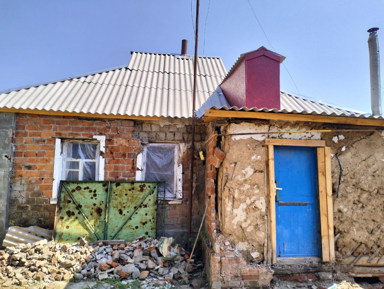Розбомблена будівля у Старому Салтові