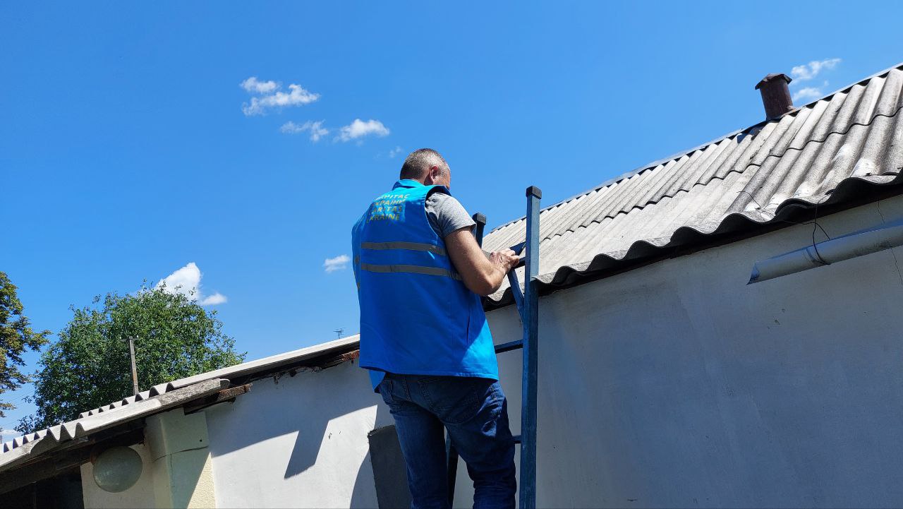 Працівники Карітасу на виїзді реєструють житло на отримання допомоги з відновлення житла
