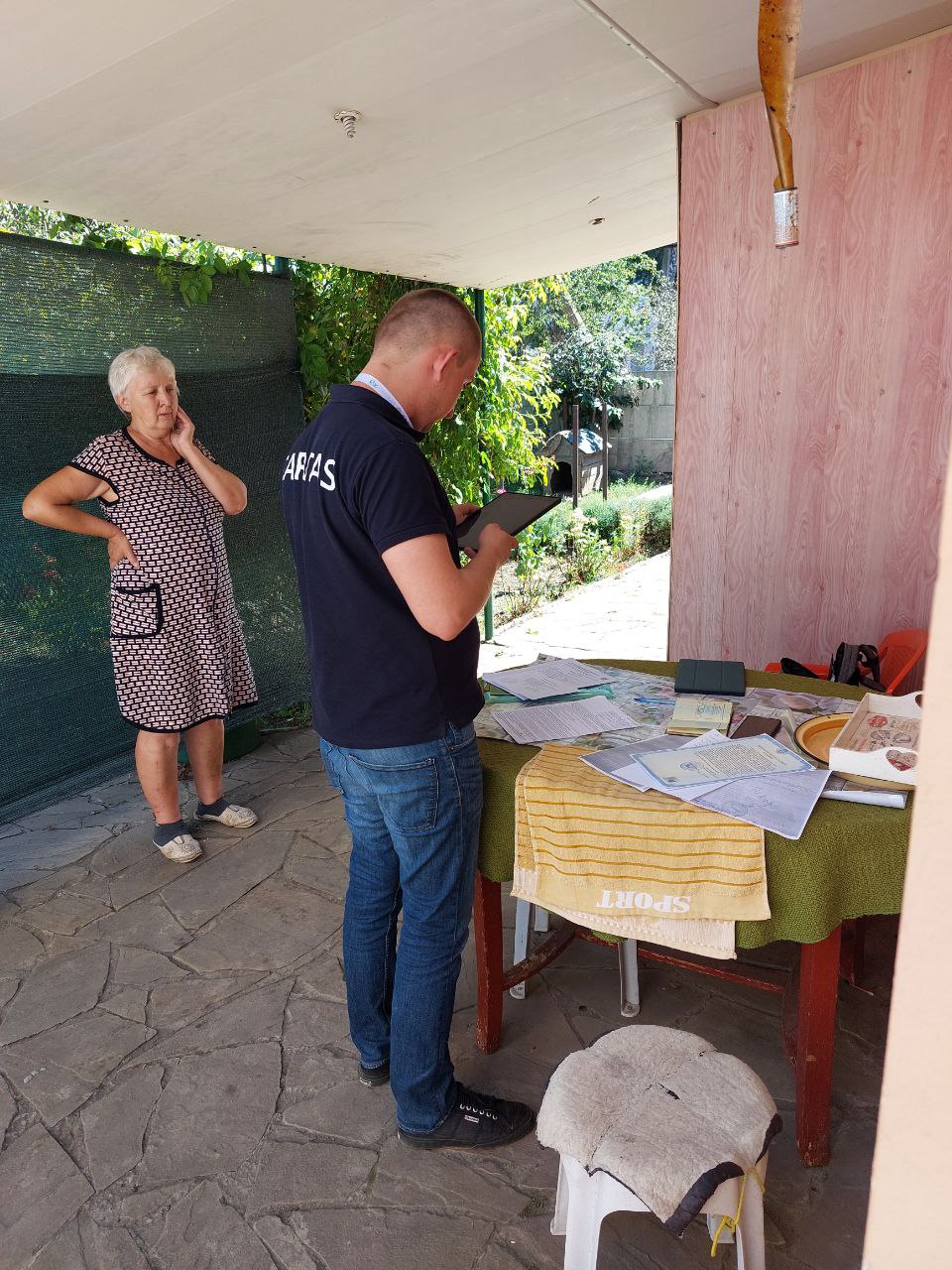 Працівники Карітасу на виїзді реєструють житло на отримання допомоги з відновлення житла