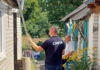 Працівники Карітасу на виїзді реєструють житло на отримання допомоги з відновлення житла