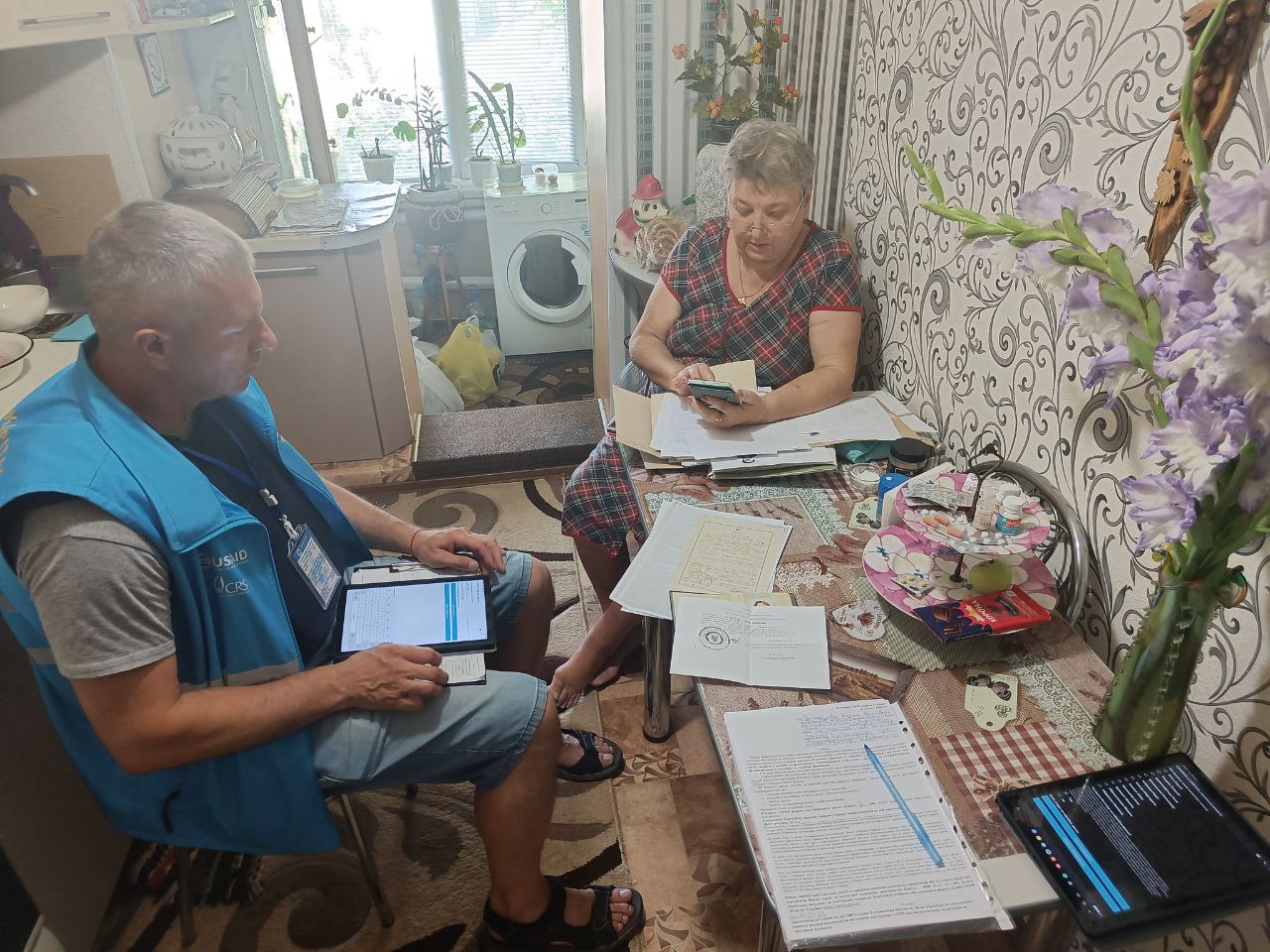 Працівники Карітасу на виїзді реєструють житло на отримання допомоги з відновлення житла