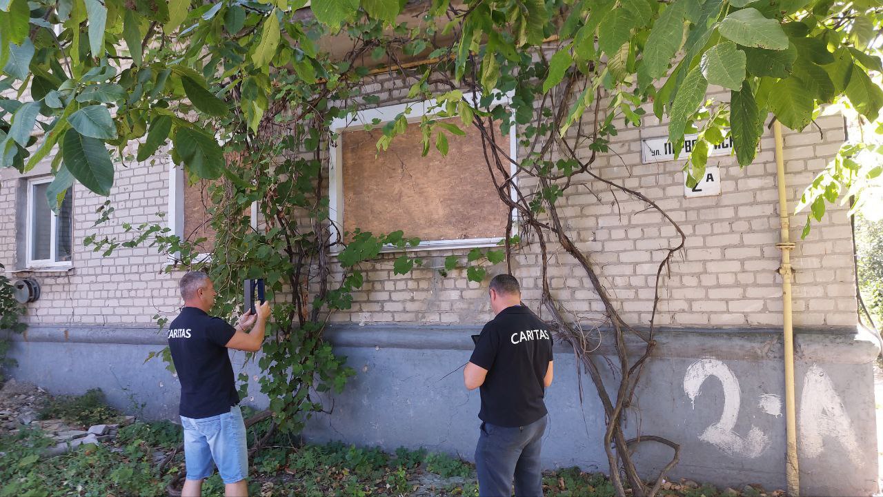 Працівники Карітасу на виїзді реєструють житло на отримання допомоги з відновлення житла
