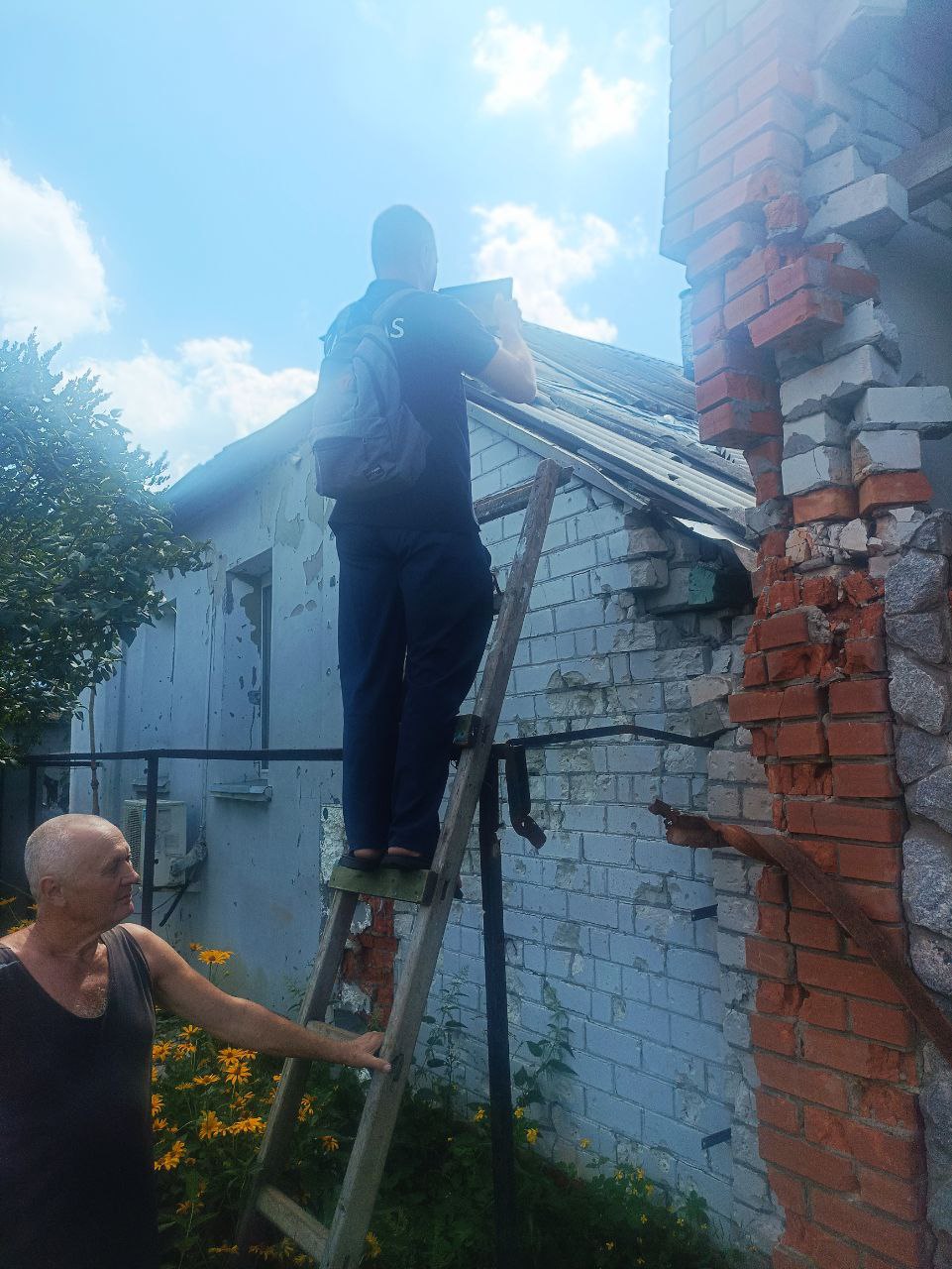 Працівники Карітасу на виїзді реєструють житло на отримання допомоги з відновлення житла