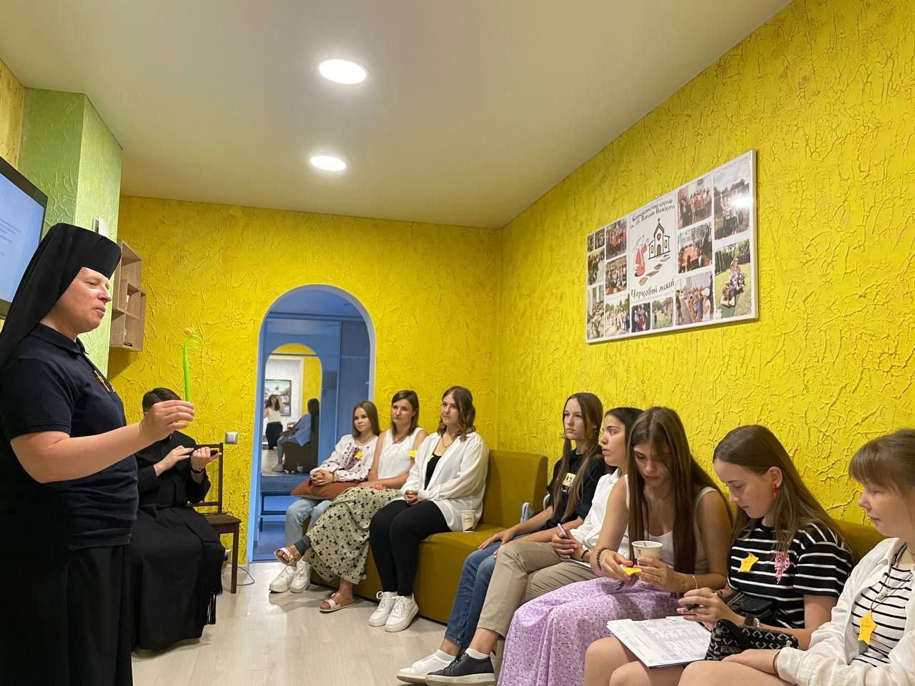 Молодь на тренінгу від Карітасу