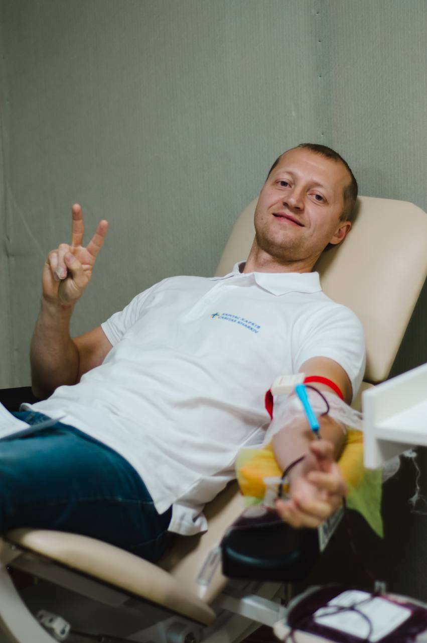 Працівник Карітасу здає донорську кров