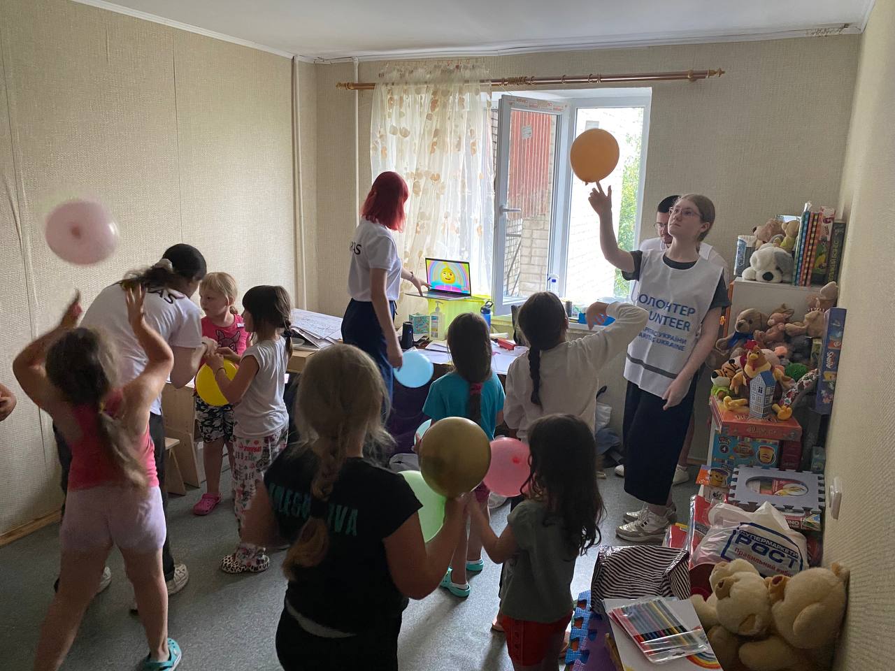 Діти внутрішньопереміщених осіб в шетлері на занятті з працівниками Карітасу