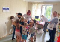 Діти внутрішньопереміщених осіб в шетлері на занятті з працівниками Карітасу
