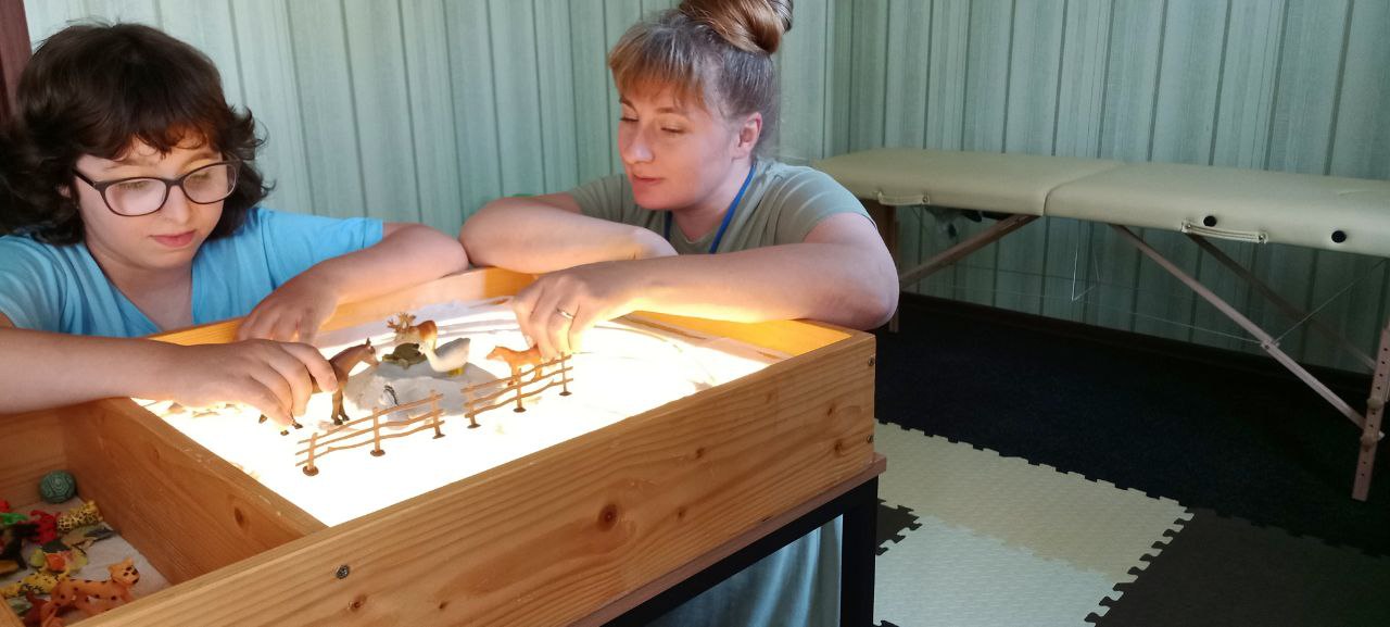 Соціальний працівник Карітасу проводить заняття з дітьми
