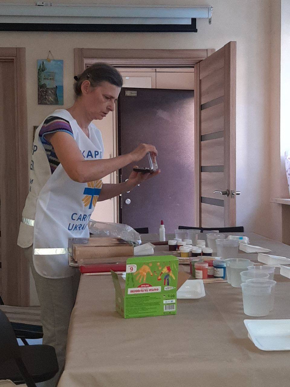 Волонтер Карітасу готується до заняття з батьками молоді з інвалідністю
