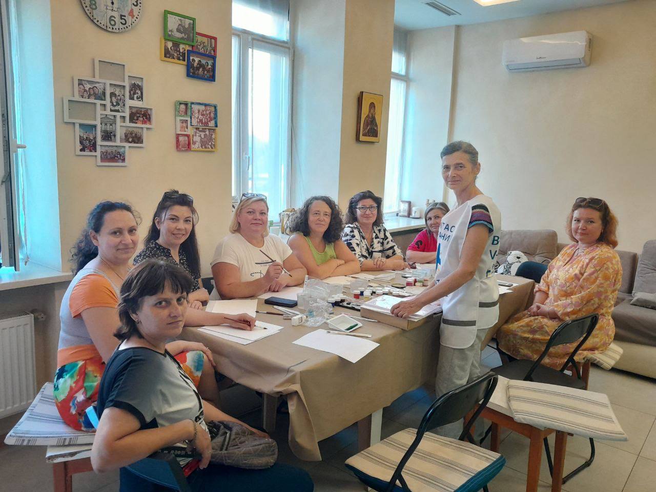 Батьки на занятті з волонтером Карітасу
