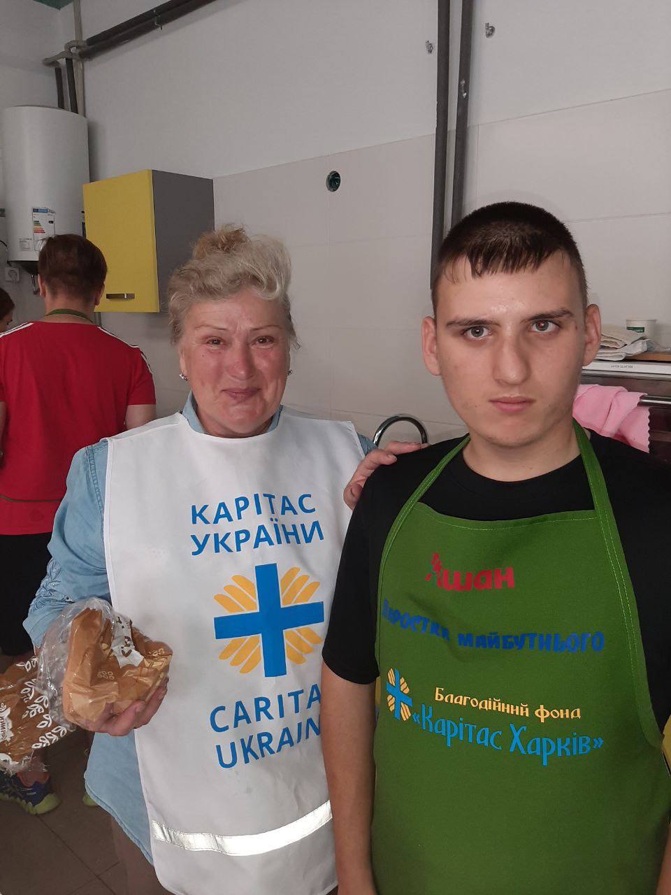 Хлопець з інвалідністю та волонтер Карітасу на кулінарному майстер-класі