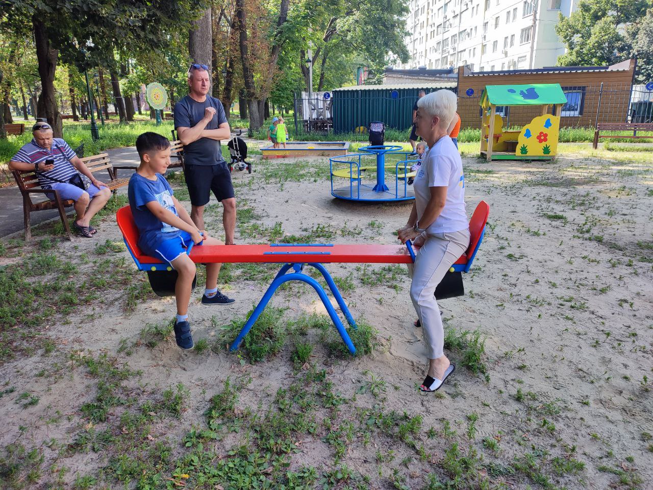 Діти бавляться з працівниками Карітасу