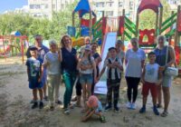 Діти та батьки з працівниками Карітасу