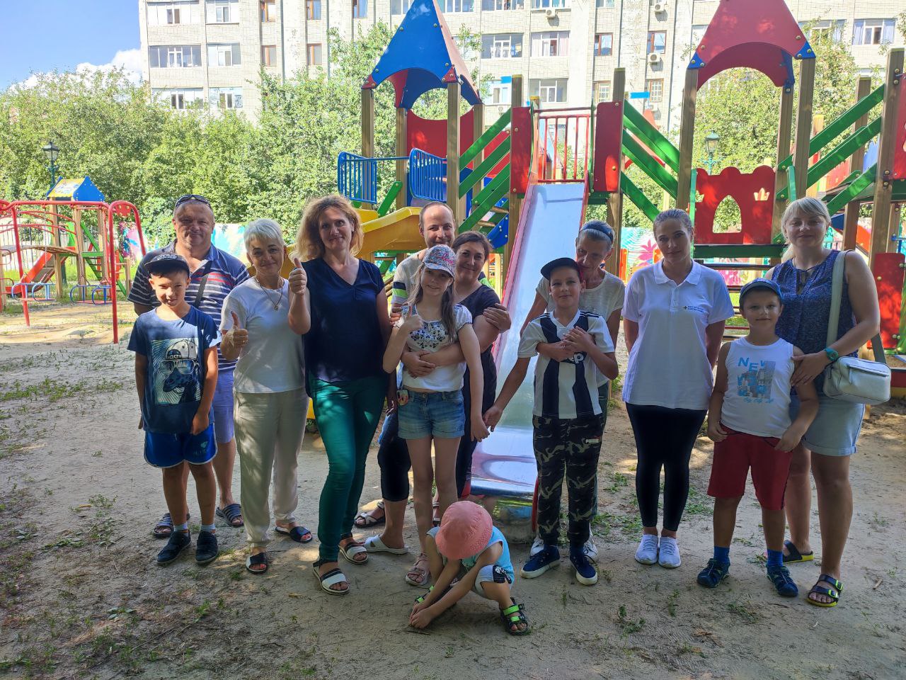 Діти та батьки з працівниками Карітасу