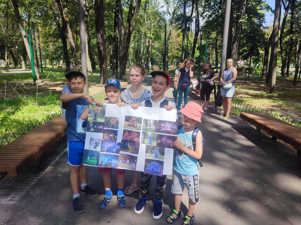 Діти бавляться з працівниками Карітасу