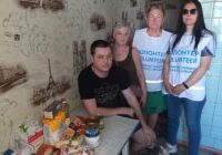 Бенефіціари Карітасу з волонтерами проєкту