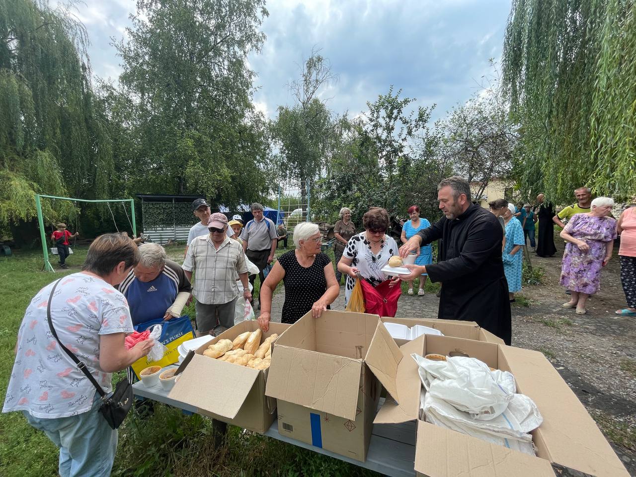 Роздача гарячих обідів в Ізюмі від Карітасу Харків
