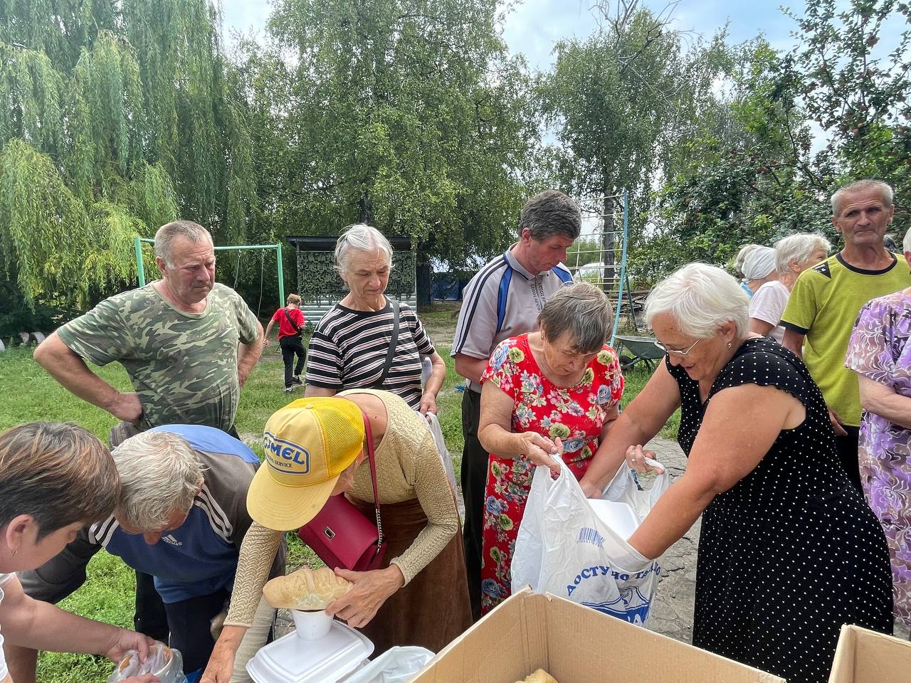 Роздача гарячих обідів в Ізюмі від Карітасу Харків