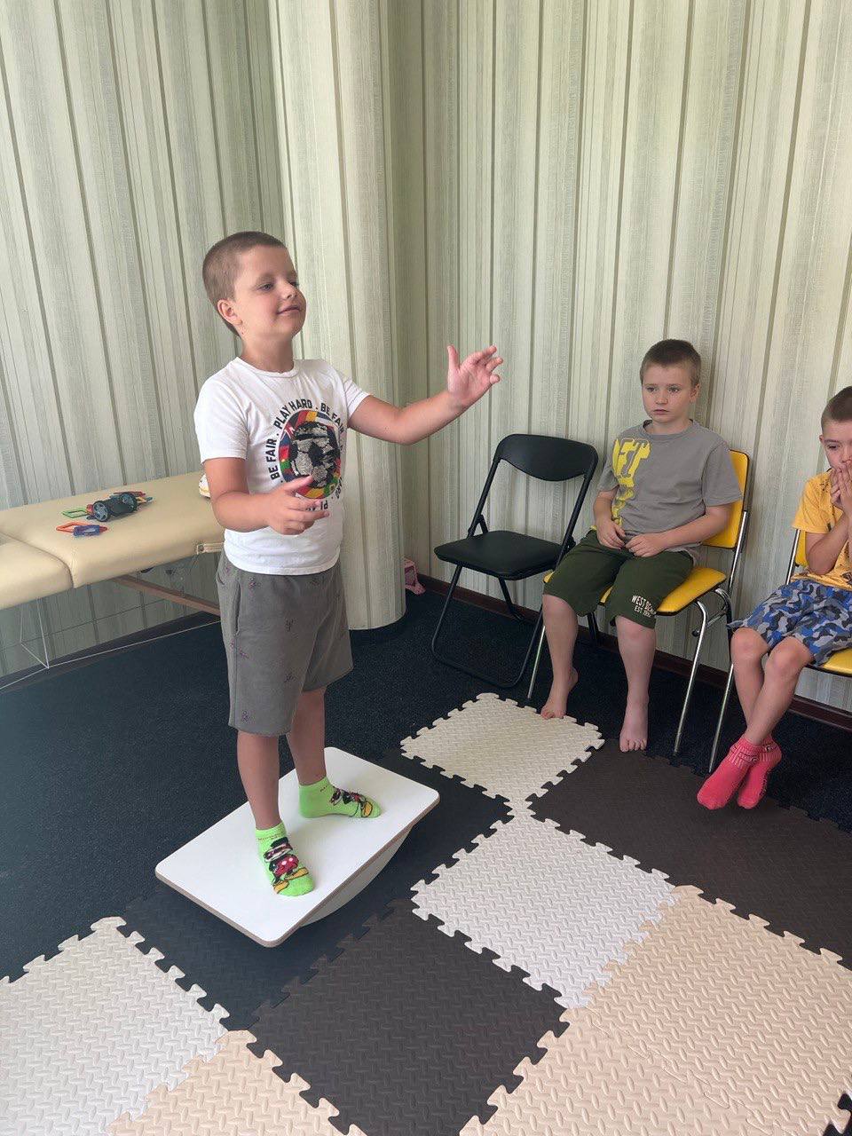 Діти працюють з психологом та реабілітологом на занятті "Вчимося керувати своїм тілом"