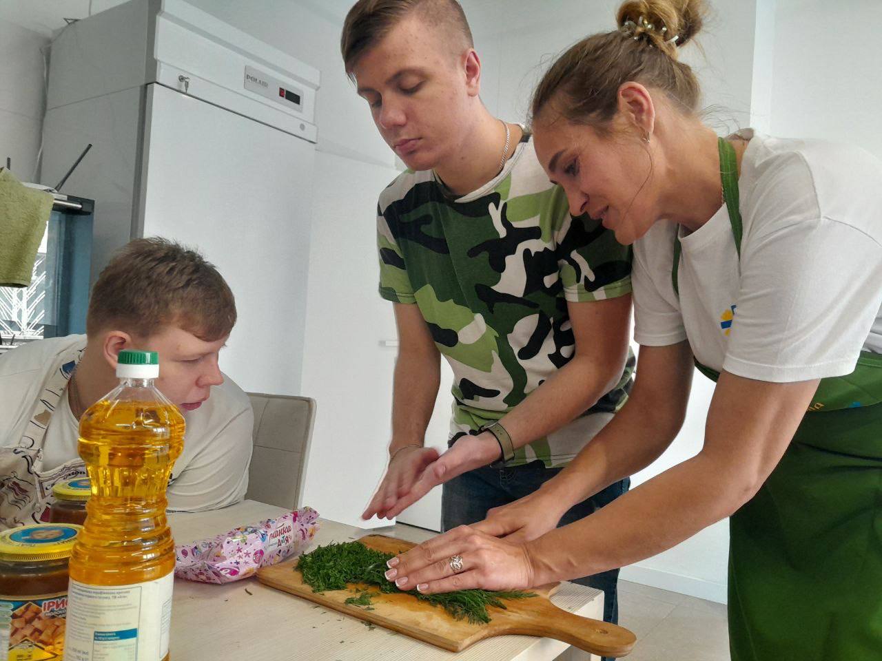 Молодь з інвалідністю на кулінарному майстер-класі "МастерШеф"