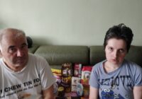 Родина, яка отримала гуманітарну допомогу від карітасу