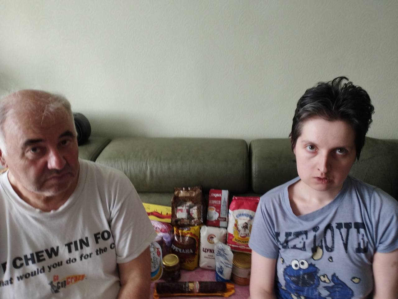 Родина, яка отримала гуманітарну допомогу від карітасу