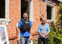 Працівники проєкту "Хабітат" контролюють виконання робіт та зустрічаються з бенефіціарами